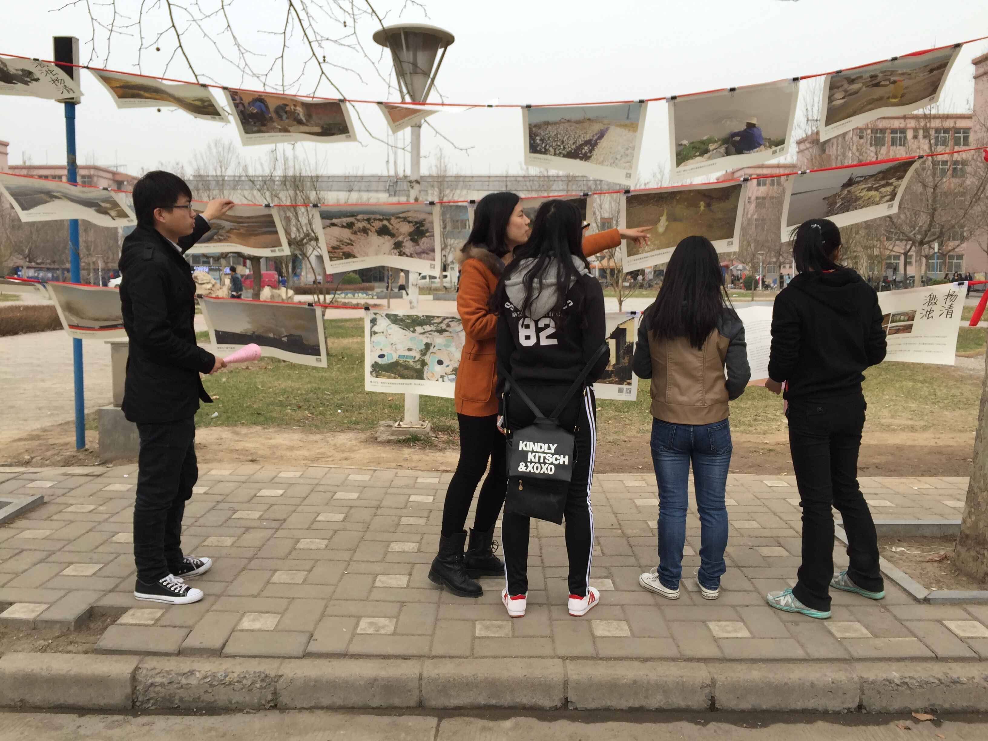 sunbet申搏平台研究生会成员为同学们讲解图片展.jpg sunbet申搏平台研究生会成员为同学们讲解图片展.jpg